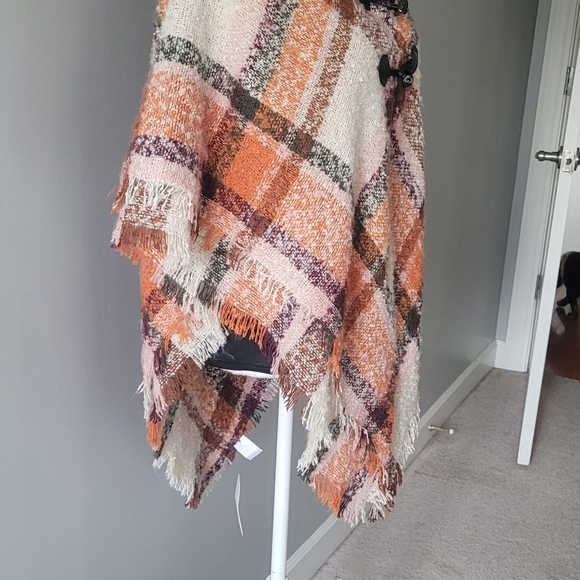 Nwt  hooded wrap with 2 button closure - Picture 4 of 7